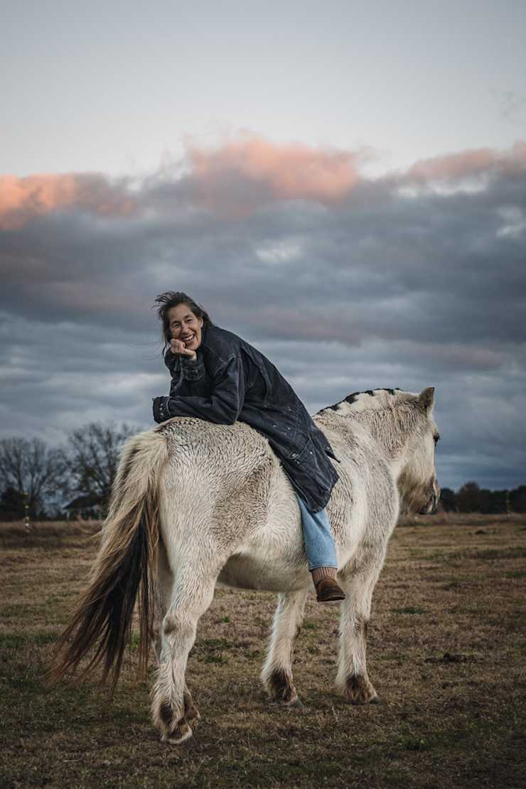 host-laughing-on-horse