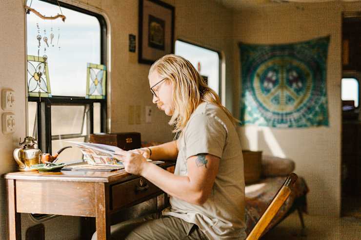 host-sketching-in-trailer