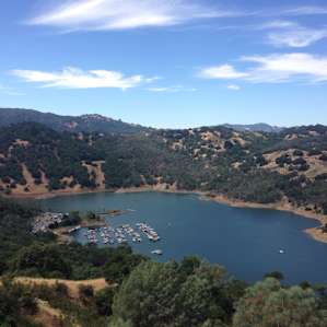 From the overlook point we can see the marina and a big part of dry creek. There is a table up there so you can stop and eat while enjoying the view