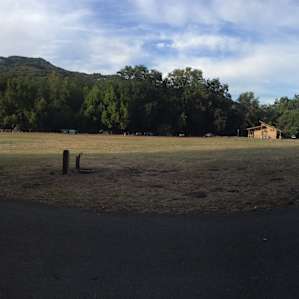 Big flat field in the center of the ring of campsite.