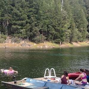 Amazing little lake with boats to borrow! Bring your tubes for easy chillin'
