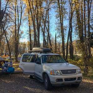 A large campground with level sites surrounded by tall cottonwood trees, Gros Ventre Campground is particularly nice on the fall when the cottonwoods turn yellow.