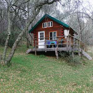 Cozy creekside cabin :)