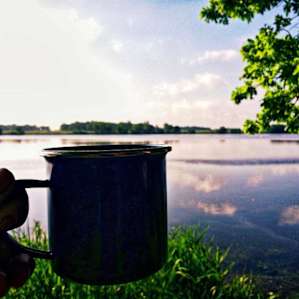 Coffee cheers to a campsite right on the lake .