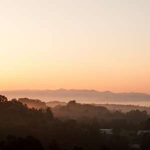 AMAZING golden light as the sun rises over the ridge. We promise, the early start is 100% worth it!