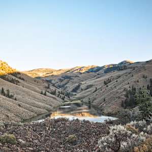 Herd lake sits just below the overlook with a trail running around the edge.