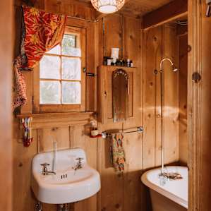 Wonderful bathroom (showerhead wasnt working though) but the hot water was a welcome during their cold 45 degree nights