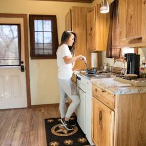 The cute kitchen that has a few kitchen essentials.