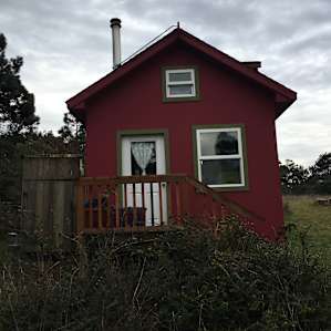 Windy Hollow Farmstay Red Cabin