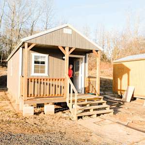 Check out this little cabin/tiny house!