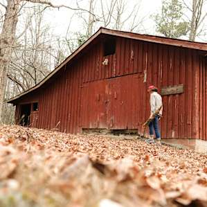 Inside this barn or under the side overhang you can set up your tent in bad weather.