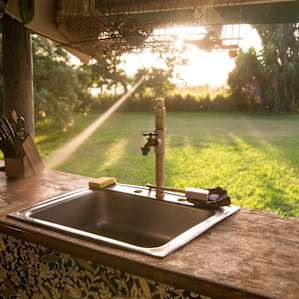 The outdoor kitchen is equipped with a sink for washing dishes, so handy!