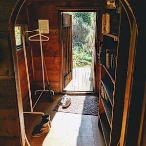 I love the entrance of this cabin