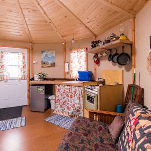 All amenities were here, french press (2 sizes and glass), cast iron pans, fresh spring water from down the road, solar power, gas and even Coconut oil.