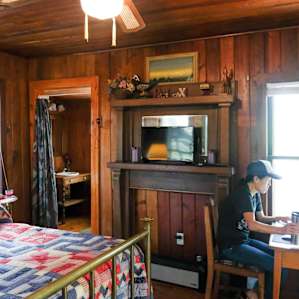 The sweet cabin we stayed in for the night.