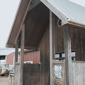The farm has an organic market open on weekends!