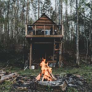 There is a campfire ring in the yard behind the tree house, a perfect arena for roasting marshmallow.