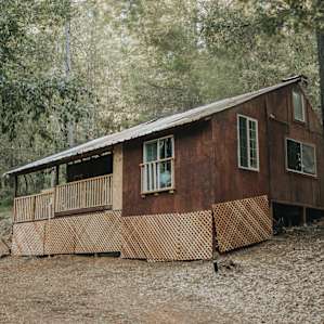 The most beautiful little cabin in the forest, yet so close to so many awesome sights!