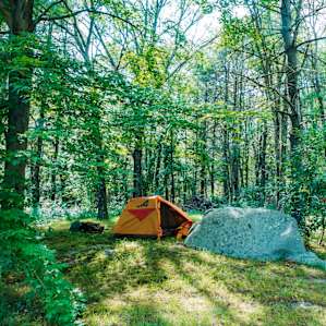 The yard is very well kept and picking a good flat place for my tent was not a problem