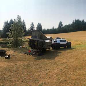We picked the flatter area on the west side of the small pond. Small tree provides a bit of shade in the morning.