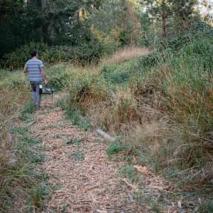 After my quick tour of the site, heading to set up the tent. Huge bonus points for me, those woodchips make for a very soft and pretty dry ground.