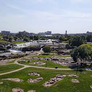 Nearby Sioux Falls, Falls Park (30min)