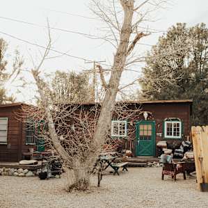cabin picnic table lodging