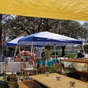 The monthly Vintage Market (setup day)