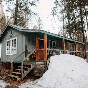The front side of the cabin from the drive.