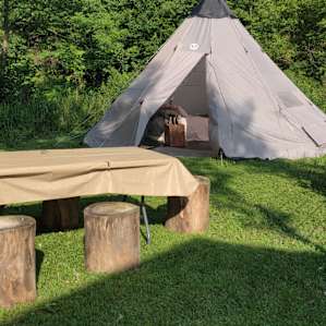 The teepee and picnic bench area. Right next to the barn, zero animal smells!
