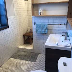 Full bath from metal barn (not pictured)