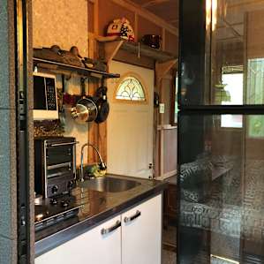 Kitchenette by the entrance.