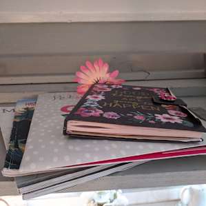 GLAMPING IN VINTAGE TRAILER