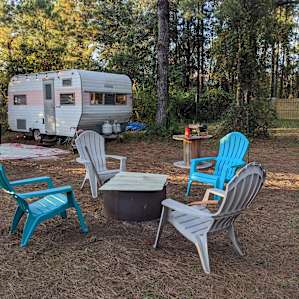 GLAMPING IN VINTAGE TRAILER