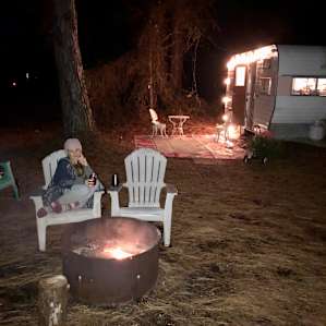 GLAMPING IN VINTAGE TRAILER