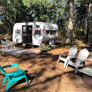 GLAMPING IN VINTAGE TRAILER